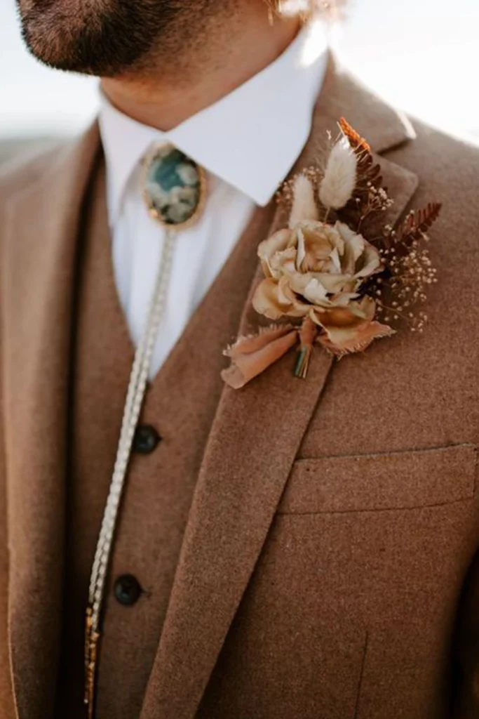 Inspiration tendance mariage pantone 2025 mariage chaleureux Labo Sauvage Casson Nantes Fleuriste mariage boutonniere homme