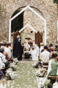 Labo sauvage Fleuriste mariage Casson Nantes mariage cérémonie allée centrale