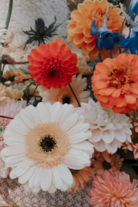 Labo Sauvage fleuriste mariage nantes casson mariage fleurs colorées Domaine du Thiamey à Fay de Bretagne (44)