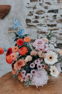 Labo Sauvage fleuriste mariage nantes casson mariage fleurs colorées Domaine du Thiamey à Fay de Bretagne (44)