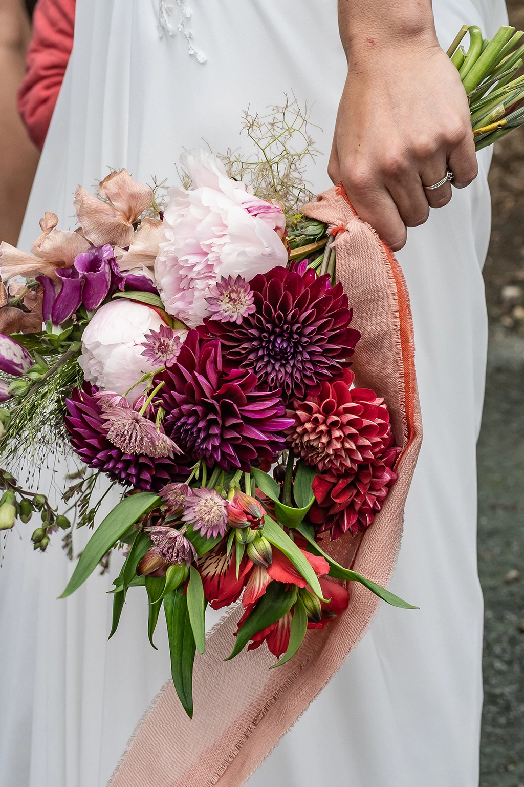 Atelier Labo Sauvage fleuriste mariage fleurs fraiche Nantes Nort-sur-Erdre Casson Mariage simplicité teintes bordeaux